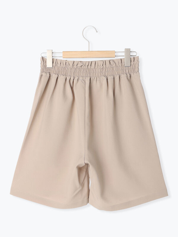 ベージュ ショートパンツ ごつく