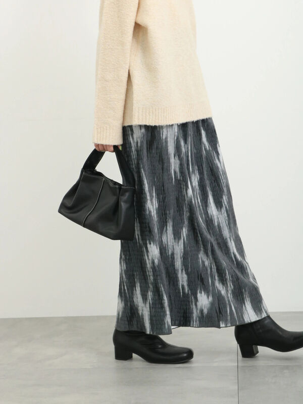 マーク＆ロナ カモ柄ネイビーフリルスカート38サイズ試着のみ Girly Doll（ガーリードール）の「2way 肩紐 花柄ロングスカート